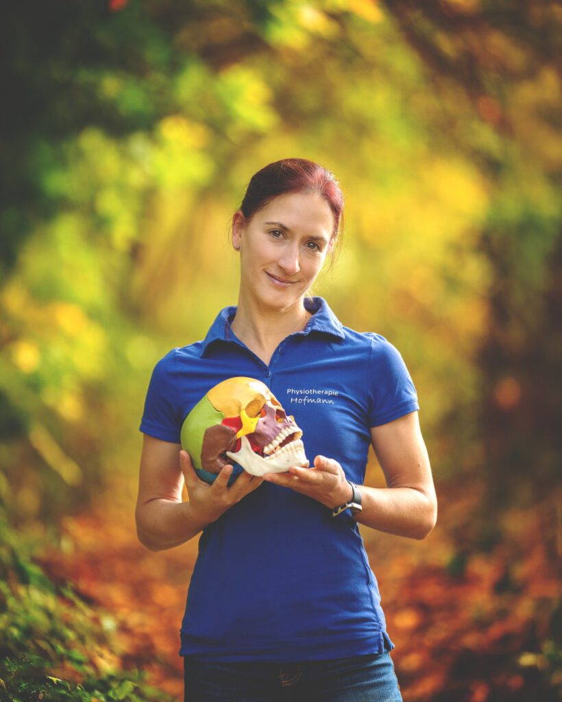 Nina Hofmann mit Modell eines Schädels